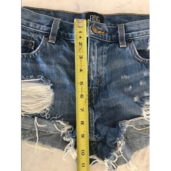 Urban Outfitters BDG Distressed Boyfriend Cut Off Denim Shorts Size 26 - Picture 7 of 7